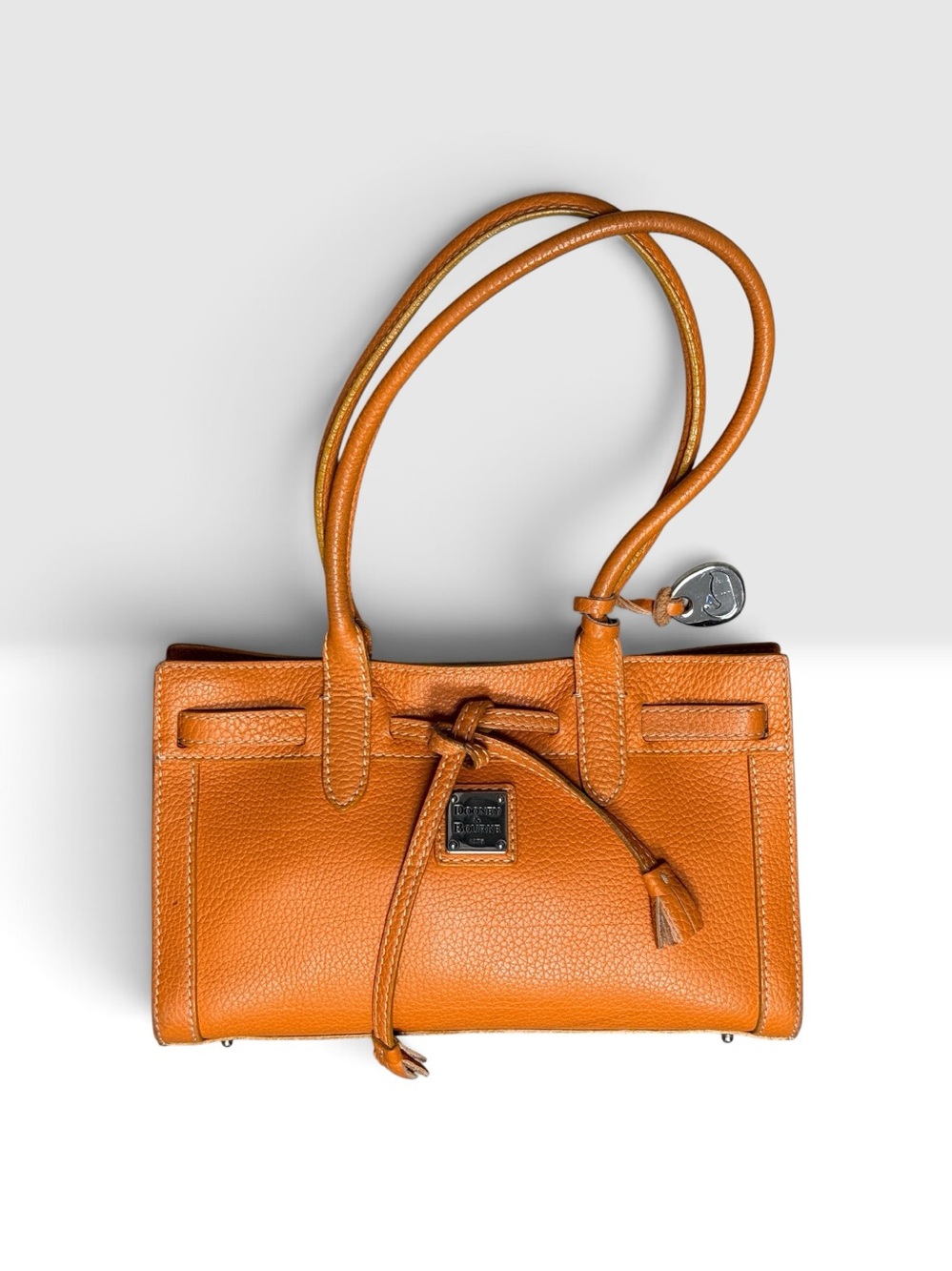 Dooney & Bourke Orange Structured Shoulder Bag
11”x7”x4”
Genuine Leather bag
